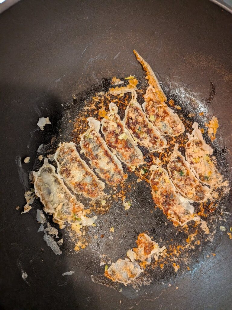 フライパンにこびりついて、うまく剥がせなかった羽根つき餃子。皮が破れ、餡が見えている状態